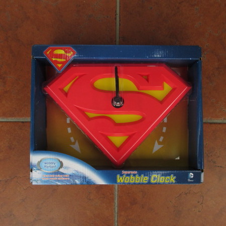 アメリカより入荷 スーパーマンのロゴが左右に動くアクション付き ｓｕｐｅｒｍａｎ ｌｏｇｏ ｗｏｂｂｌｅ ｃｌｏｃｋ 振り子時計 アメリカンカジュアル 輸入雑貨等のセレクトショップ ハウゼイスモールストア